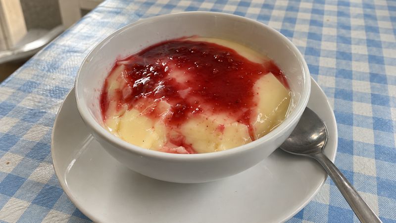 Budyń z sokiem served in a Polish milk bar