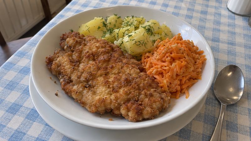 Filet z kurczaka served in a Polish milk bar