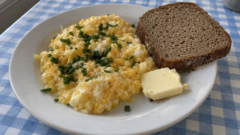 Jajecznica served in a Polish milk bar