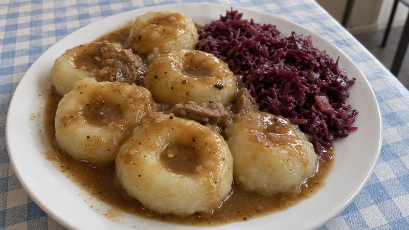 Kluski śląskie served in a Polish milk bar