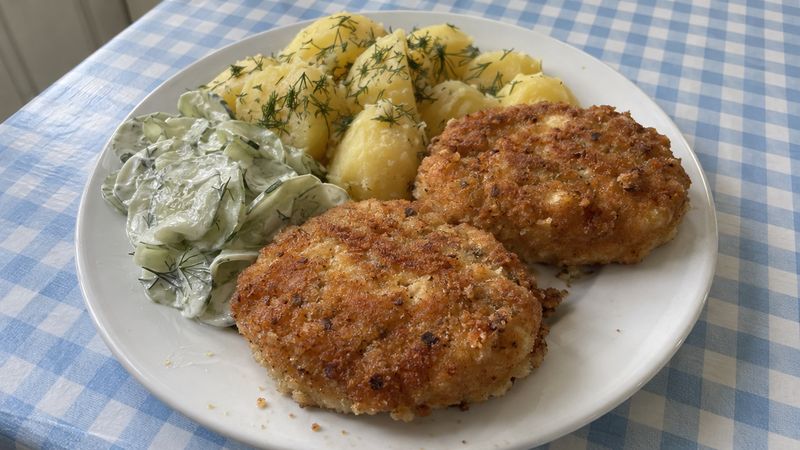 Kotlet jajeczny served in a Polish milk bar