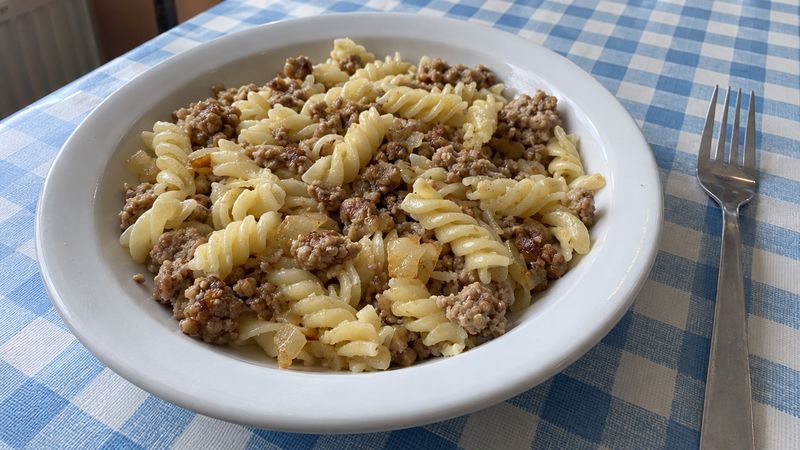 Makaron z mięsem served in a Polish milk bar