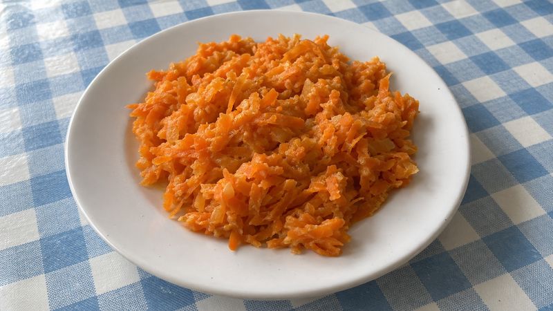 Marchewka zasmażana served in a Polish milk bar