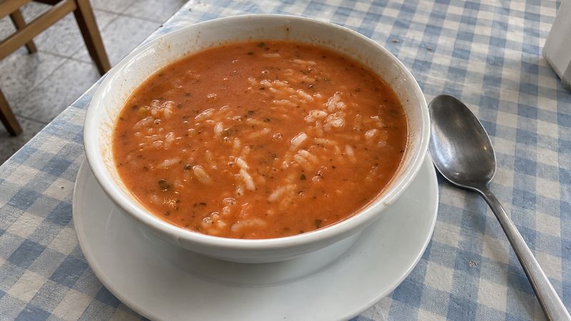 Pomidorowa served in a Polish milk bar