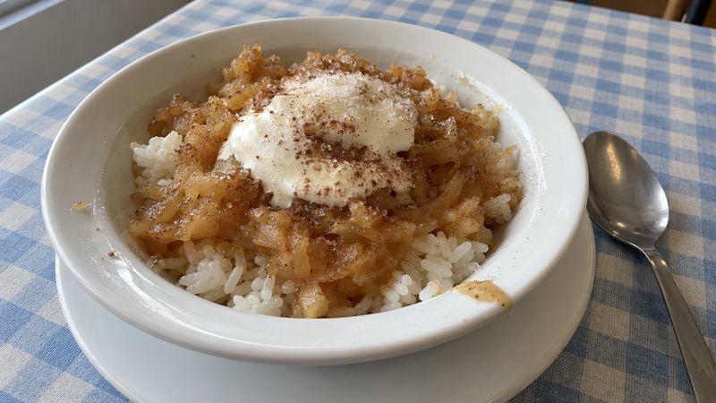 Ryż z jabłkami served in a Polish milk bar