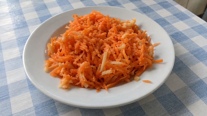 Surówka z marchewki served in a Polish milk bar